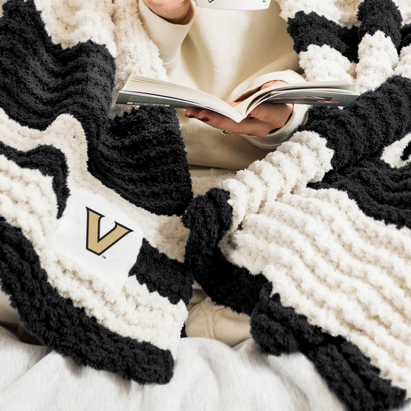 Vanderbilt Cable Knit Throw 50x60